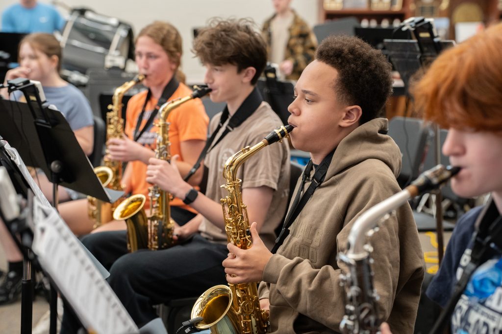 Students play their instruments in music class.